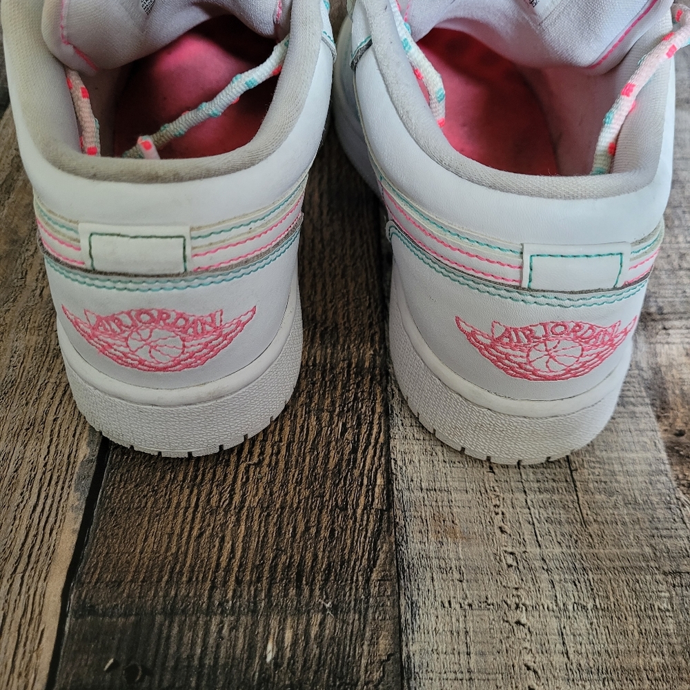 Nike Air Jordan 1 Low GS 'Aurora Green' Sz 4Y/5.5W - Picture 4 of 9